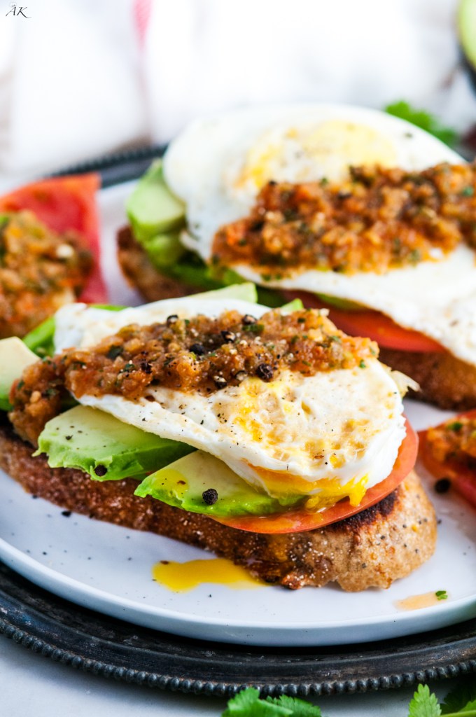 Healthy-Tomato-Avocado-and-Egg-Breakfast-2
